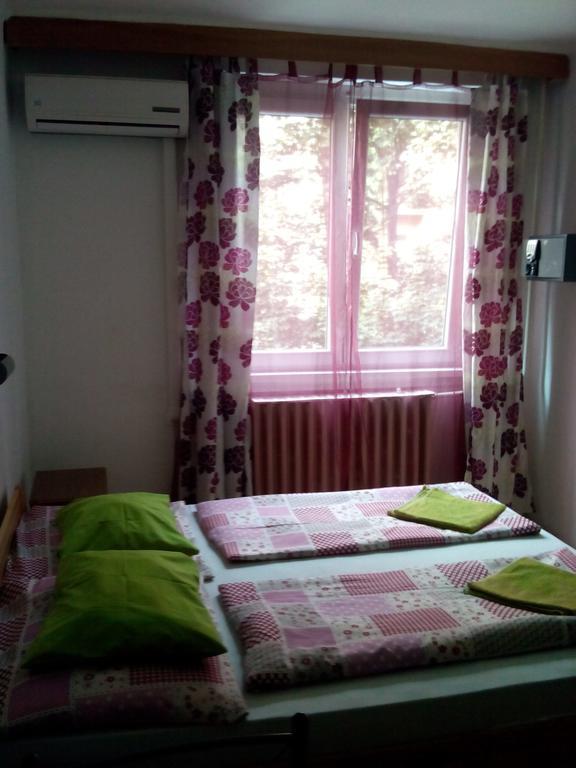 Young Center Budapeşte Dış mekan fotoğraf
