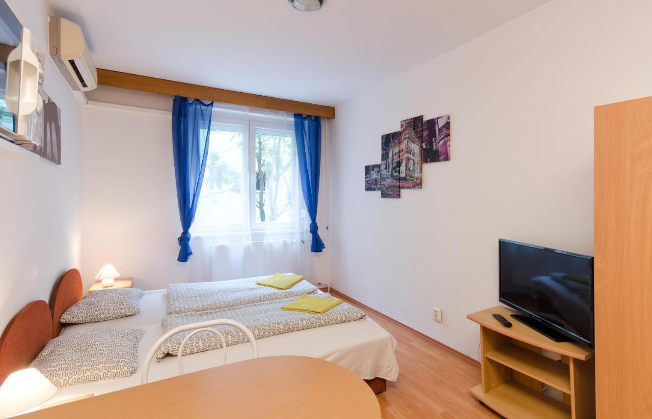 Young Center Budapeşte Dış mekan fotoğraf